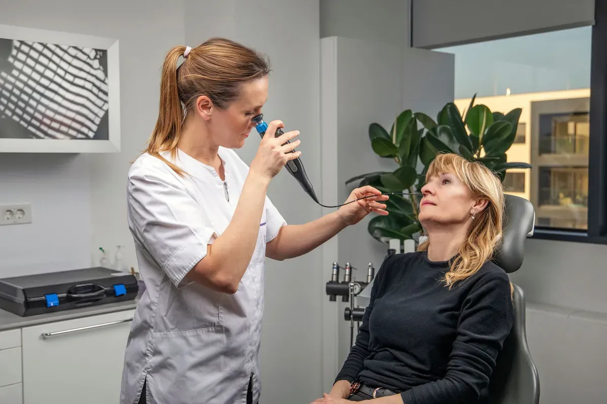 Pacijentica Na Endoskopskom Orl Pregledu Poliklinika Imed