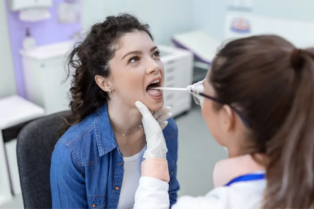 Žena Na Pregledu Orl Grlo